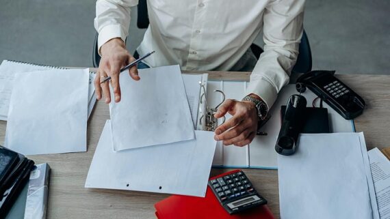 Antigüedad en casos de encomienda de servicios en las Administraciones